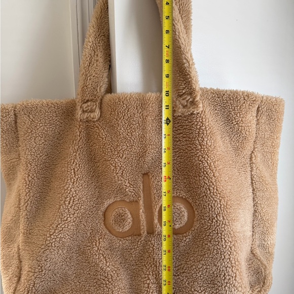 ALO Yoga Sherpa Tote in Tan - Picture 5 of 6